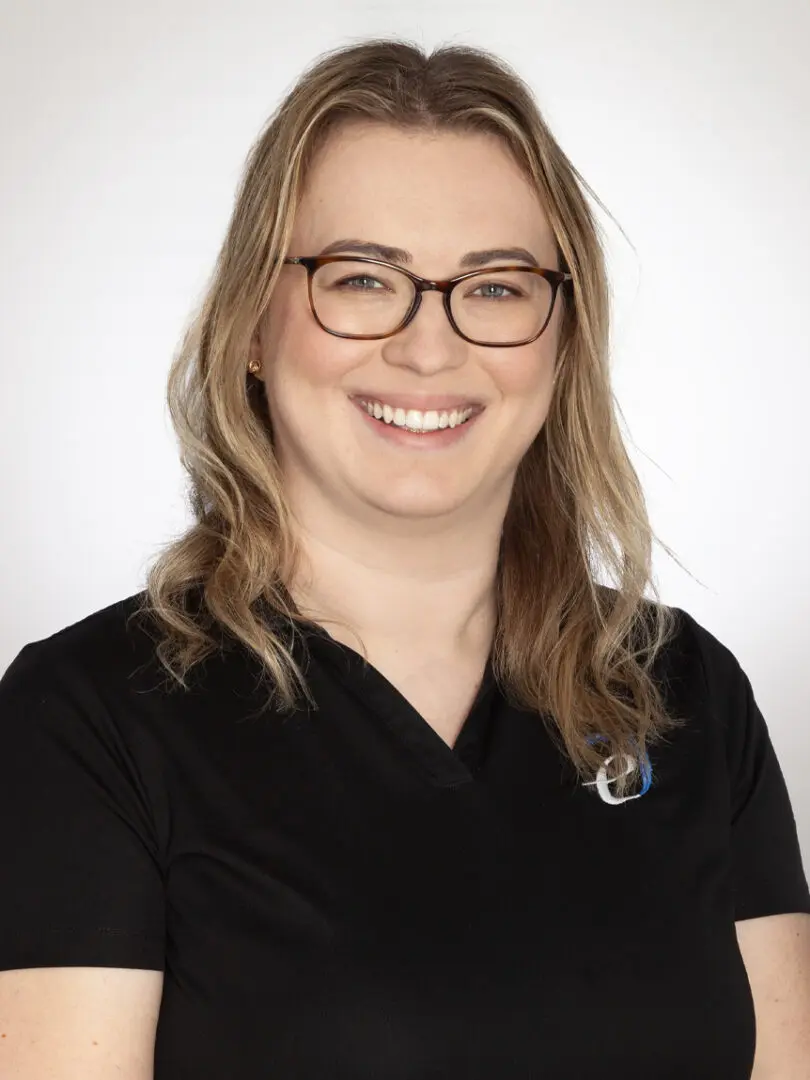 A woman wearing a pair of eyeglasses